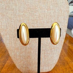 Richelieu Vintage Faux Pearl Oval Gold Tone Clip On Earrings